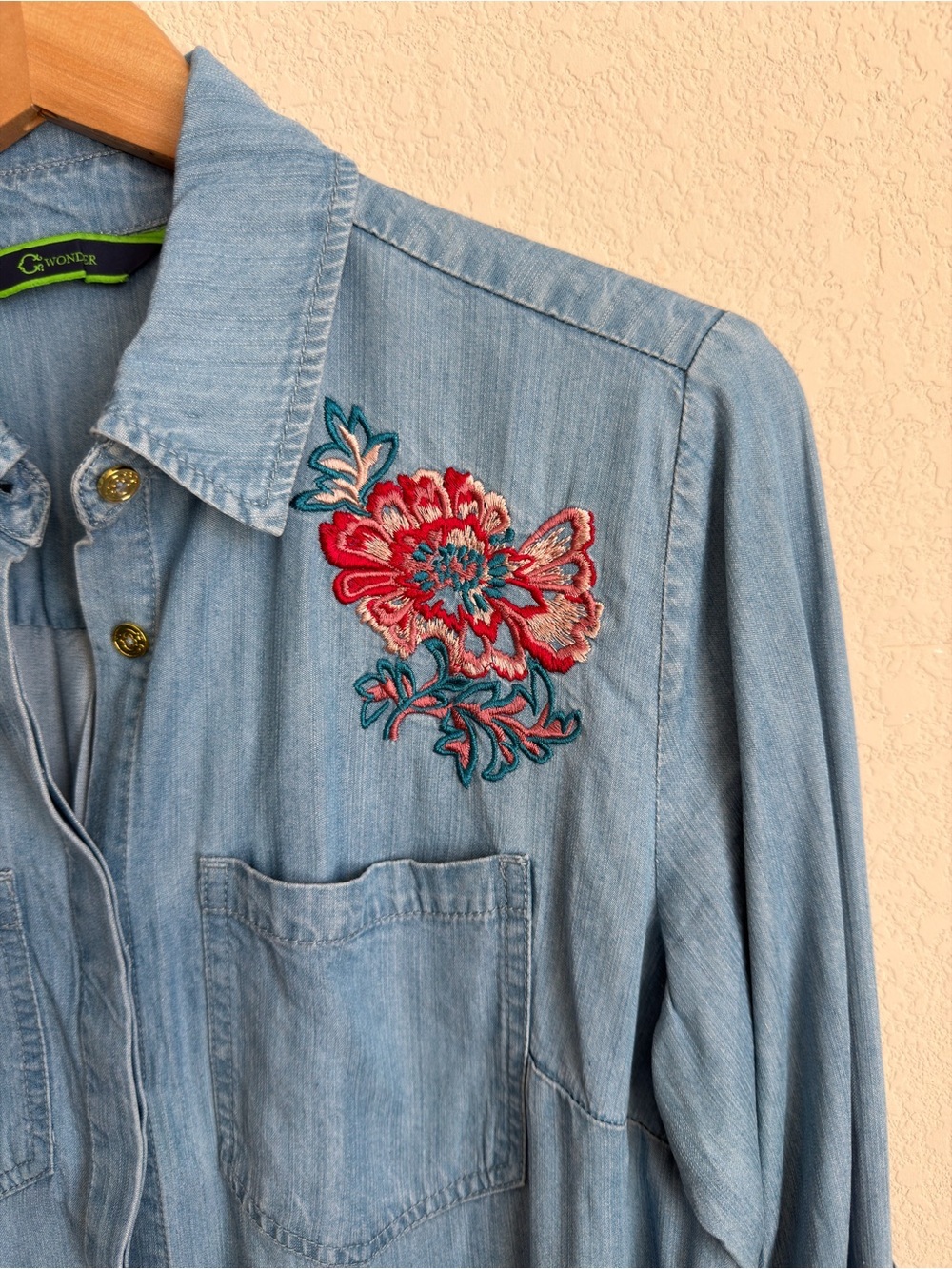 Floral Embroidered Chambray Shirt Size 6 Blue C Wonder Roll Tab Boho Western Top - Picture 4 of 16